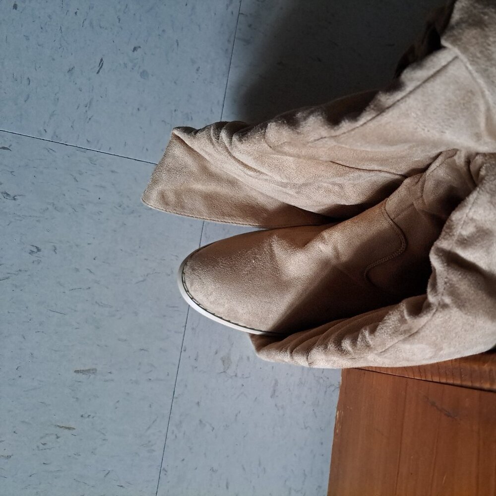 BeeBee sizes 8 a Creme Pair and a Black Pair